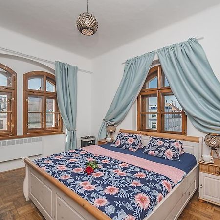 Carolina'S Romantic Apartment Hradec Kralove Luaran gambar