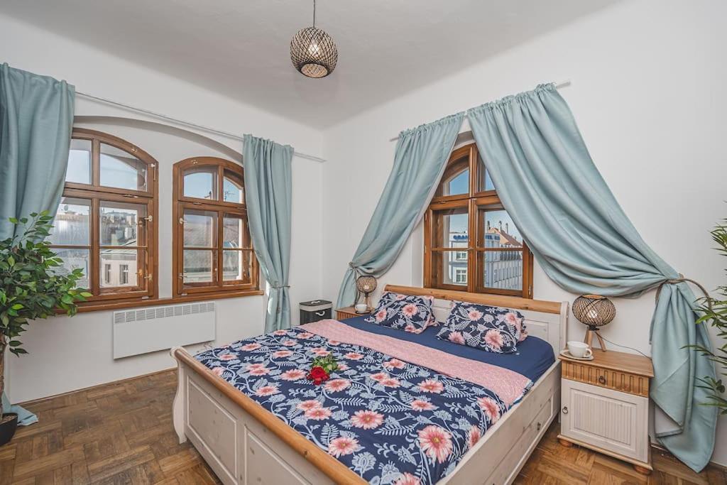 Carolina'S Romantic Apartment Hradec Kralove Luaran gambar
