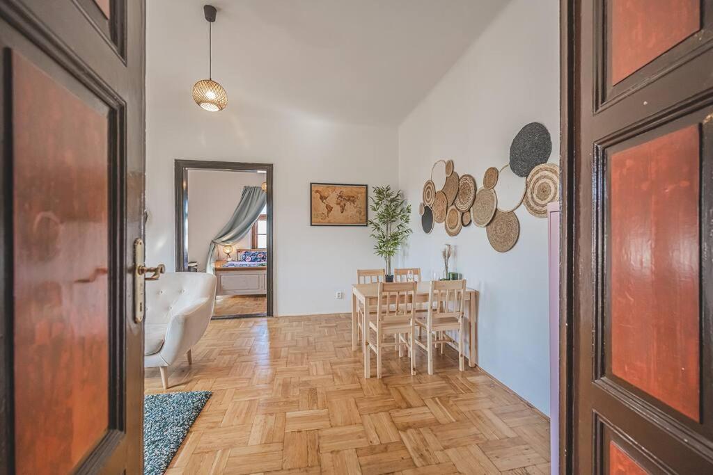 Carolina'S Romantic Apartment Hradec Kralove Luaran gambar