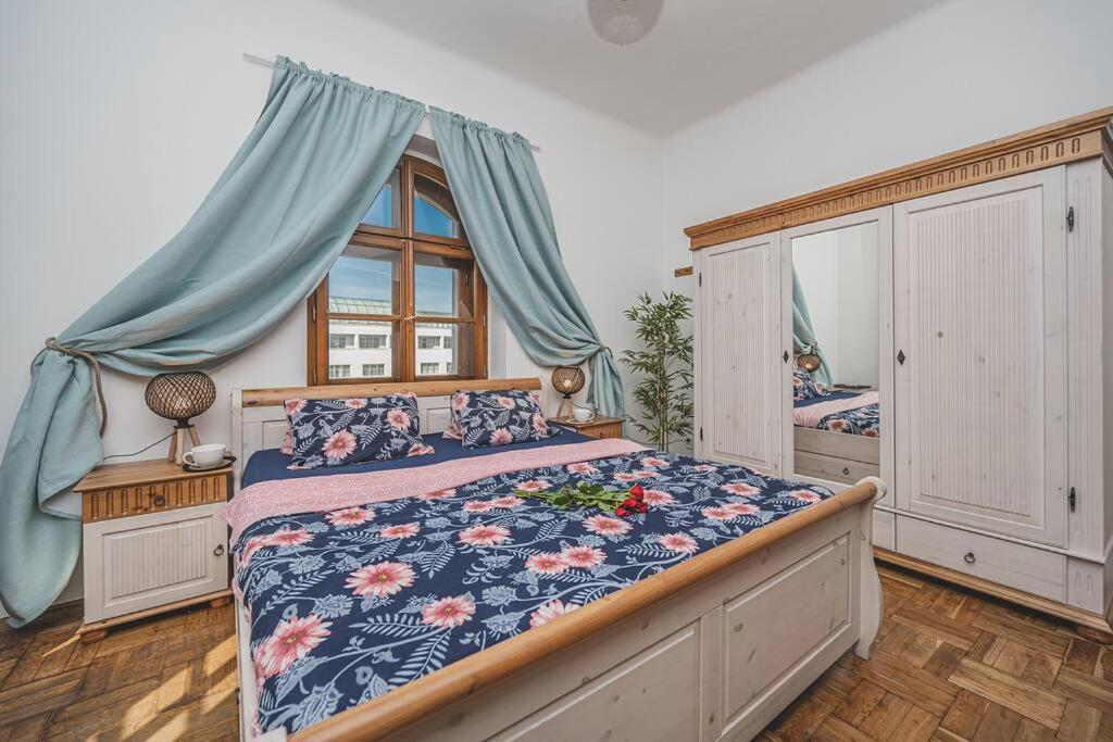Carolina'S Romantic Apartment Hradec Kralove Luaran gambar